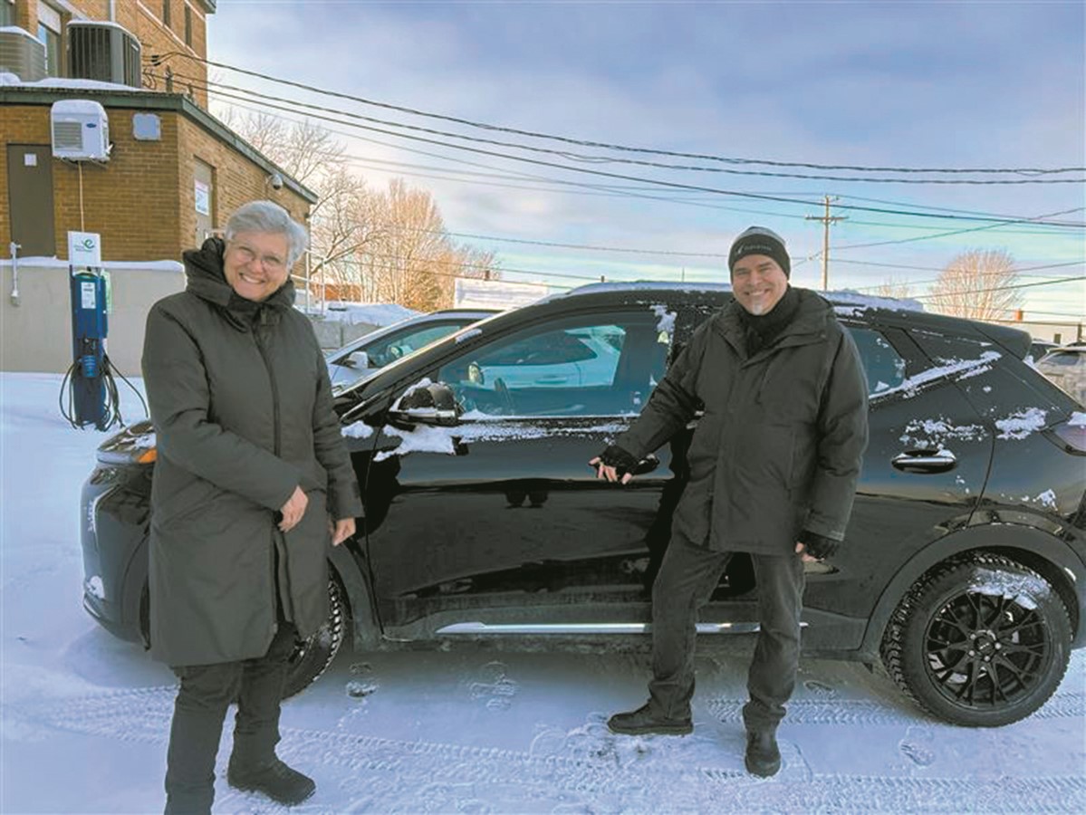 Une voiture électrique et un projet pilote en mobilité durable pour la STC des Sources