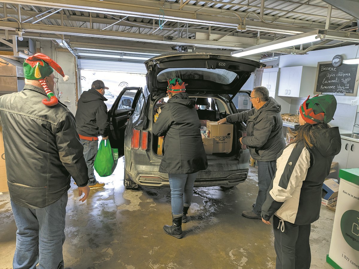 C’est appuyé d’une vingtaine de bénévoles que le comité organisateur des paniers de Noël du Club Aramis de Val-des-Sources a procédé à la distribution aux personnes et familles dans le besoin.