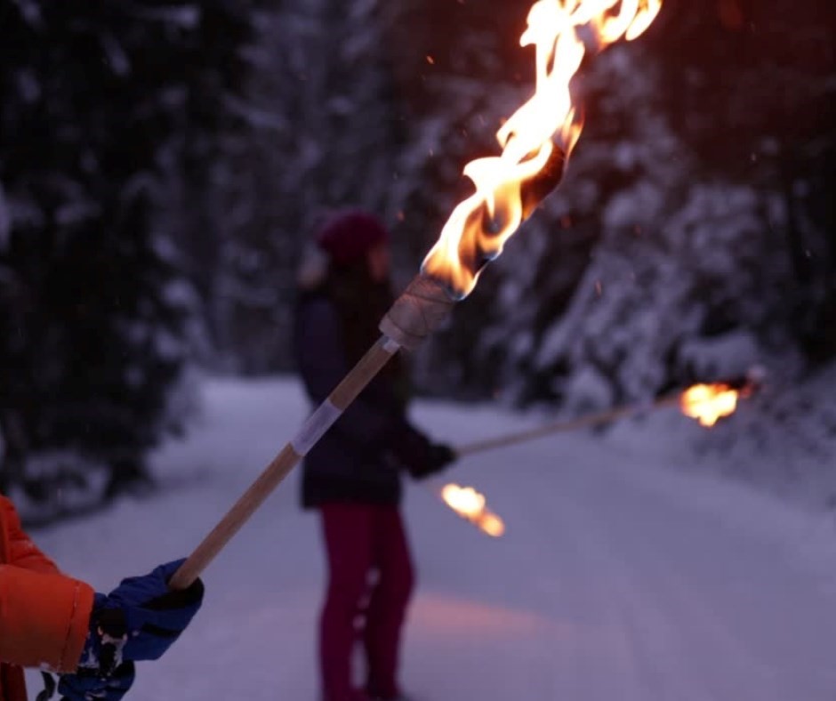 La randonnée aux flambeaux viendra éclairer les sentiers pédestres Quatre Saisons à Val-des-Sources
