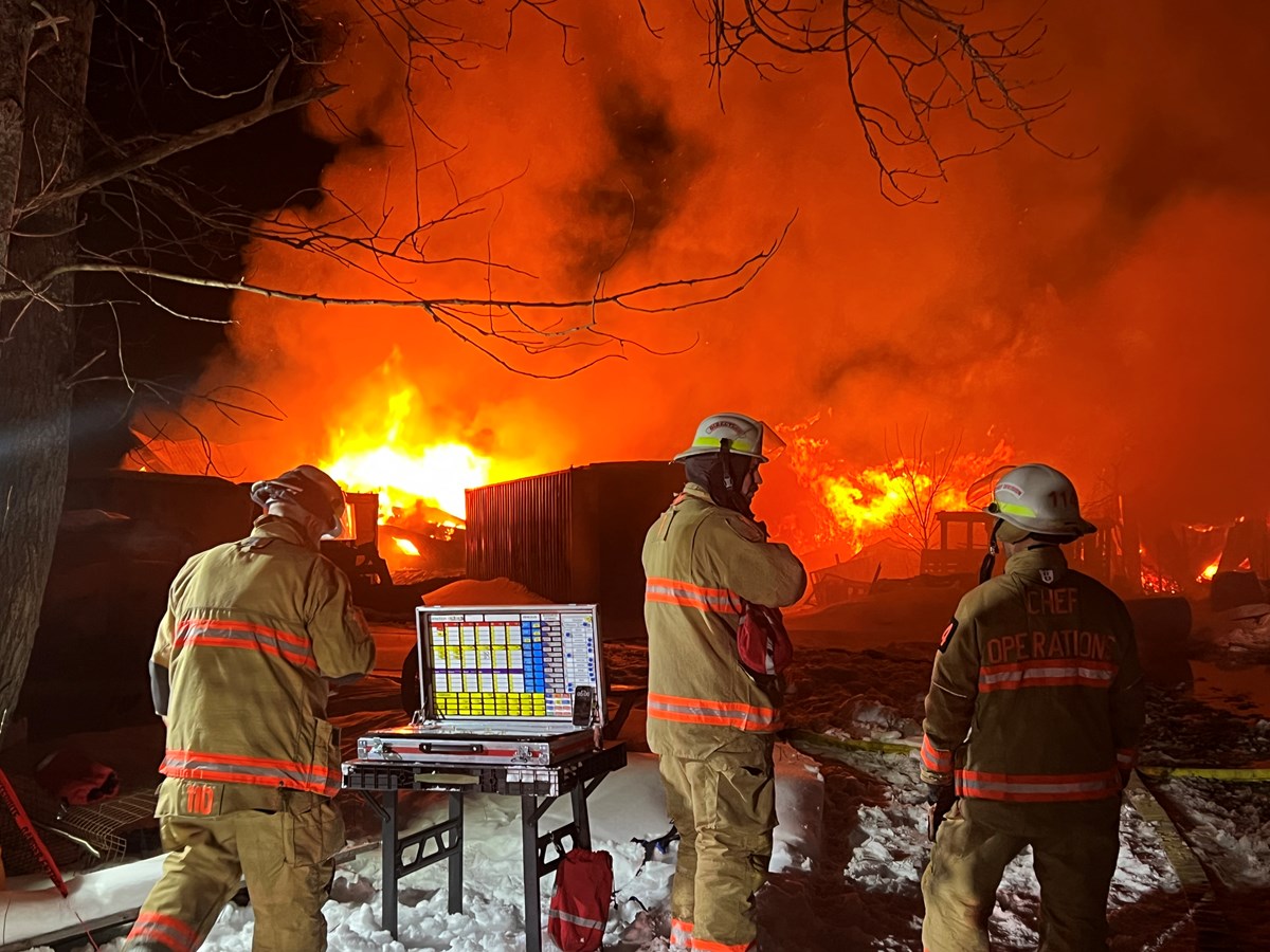 Il s’agit d’une perte totale pour ce bâtiment agricole. L’intervention a pris fin vers 9 h mardi matin. Une trentaine de pompiers y ont pris part.