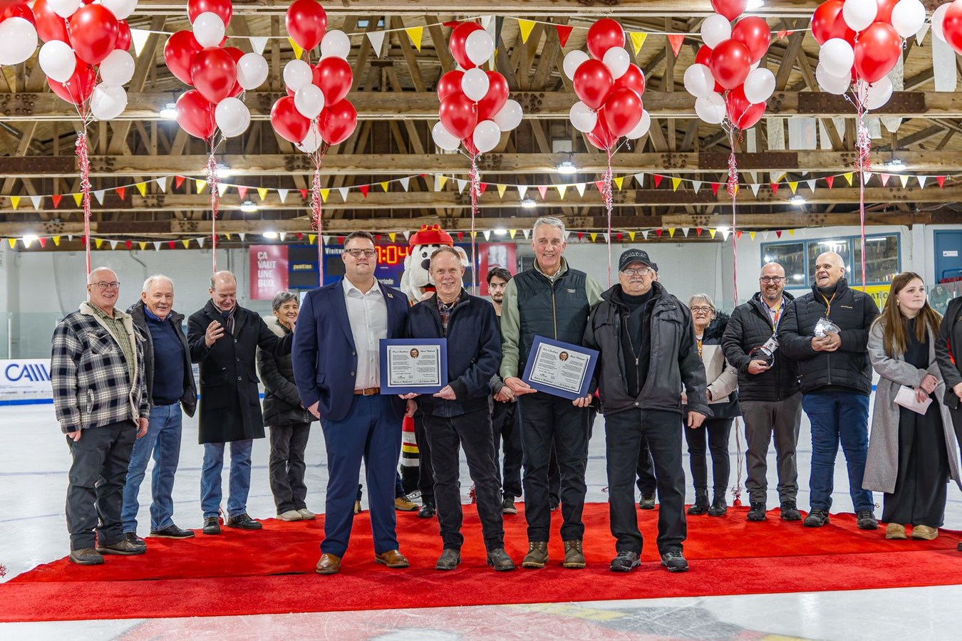 Le Prix d’Excellence René Thibault a été remis par le maire de Richmond, Kevin Stoddard et Marcel Thibault, aux copropriétaires de Moulée Vallée, Peter Griffith et Mark Murphy.