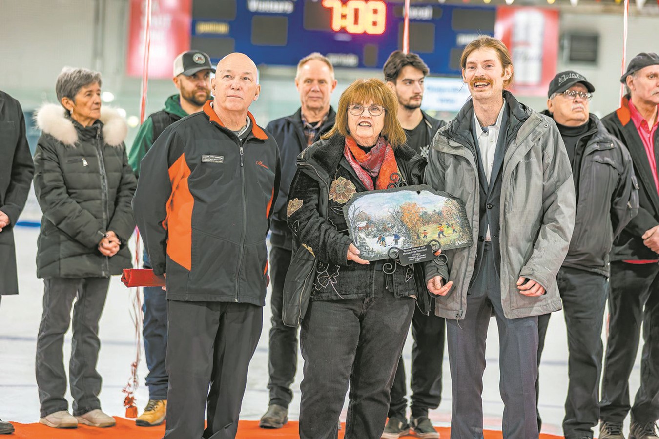Le président d’honneur de la 61e édition du tournoi national M-11 Mousquiri, Jonathan Raymond, a reçu en guise de cadeau-souvenir, une peinture sur ardoise de l’artiste Sandra Picken-Roberts en présence de Jean-Pierre Flamand du comité organisateur.