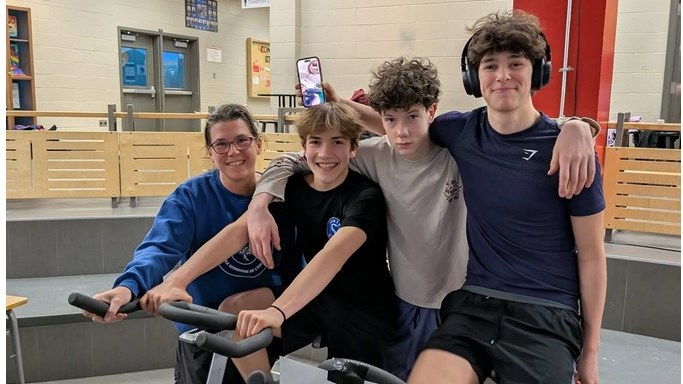 Oscar Darveau, Raphaël Chavarie et Léon Dussault, ont formé une équipe à part entière et se sont réparti les 24 h de pédalage pour la cause.
