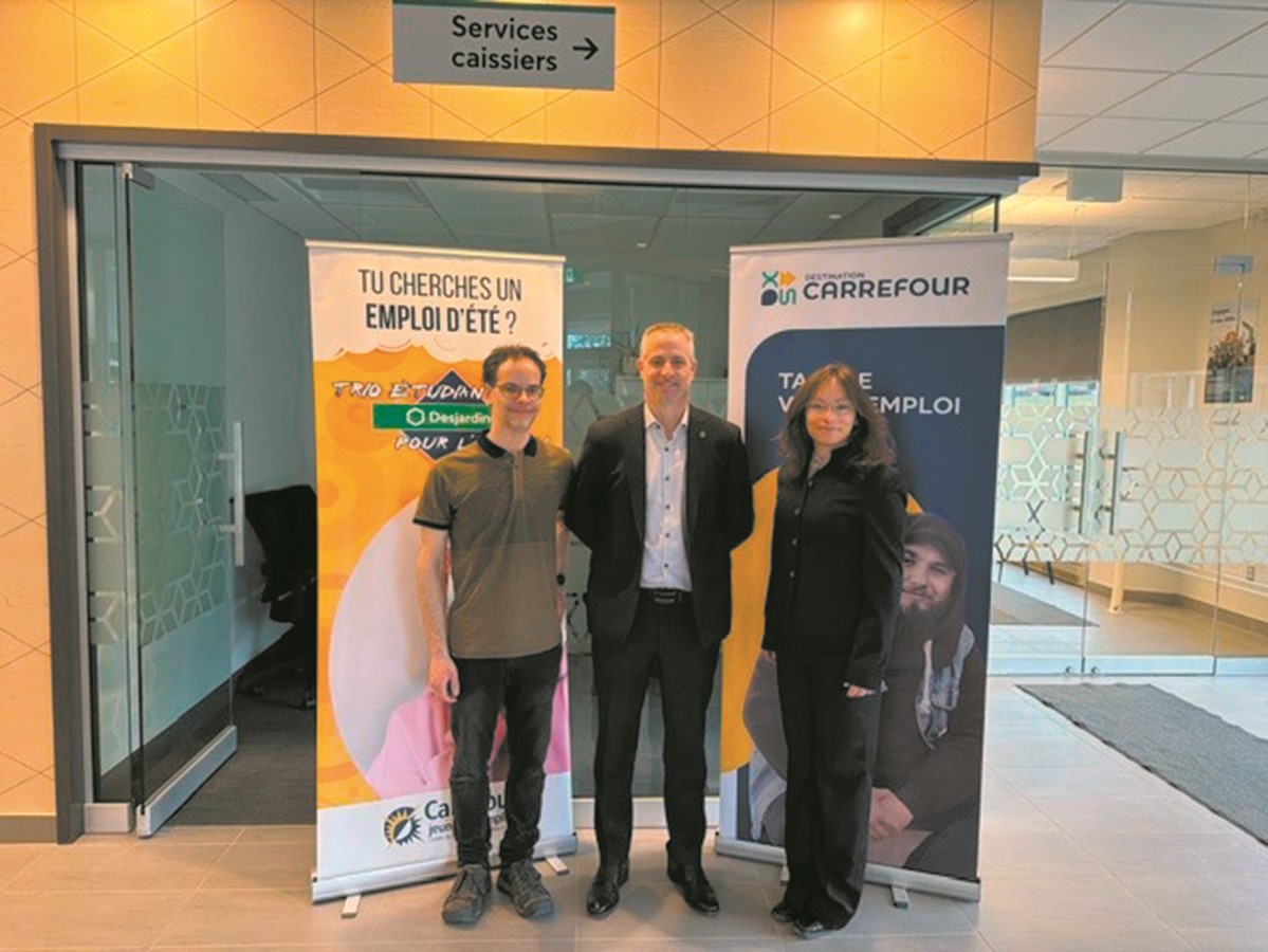 Olivier Laliberté-Beaulieu du CJE comté de Johnson (Carrefour emploi Vision-Compétences), Dominic Gagnon, directeur de la Caisse Desjardins du Val-Saint-François et Mathilde Thériault, du CJE Destination Carrefour