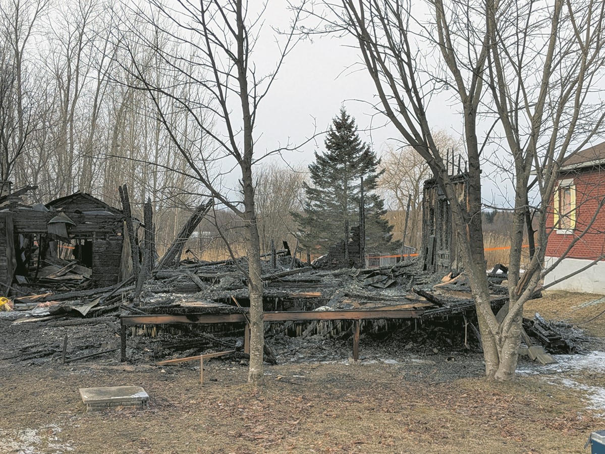 Un important incendie a complètement détruit une petite maison inhabitée et en rénovation située au 230 de la rue Water à Danville, le mardi 17 mars dernier.