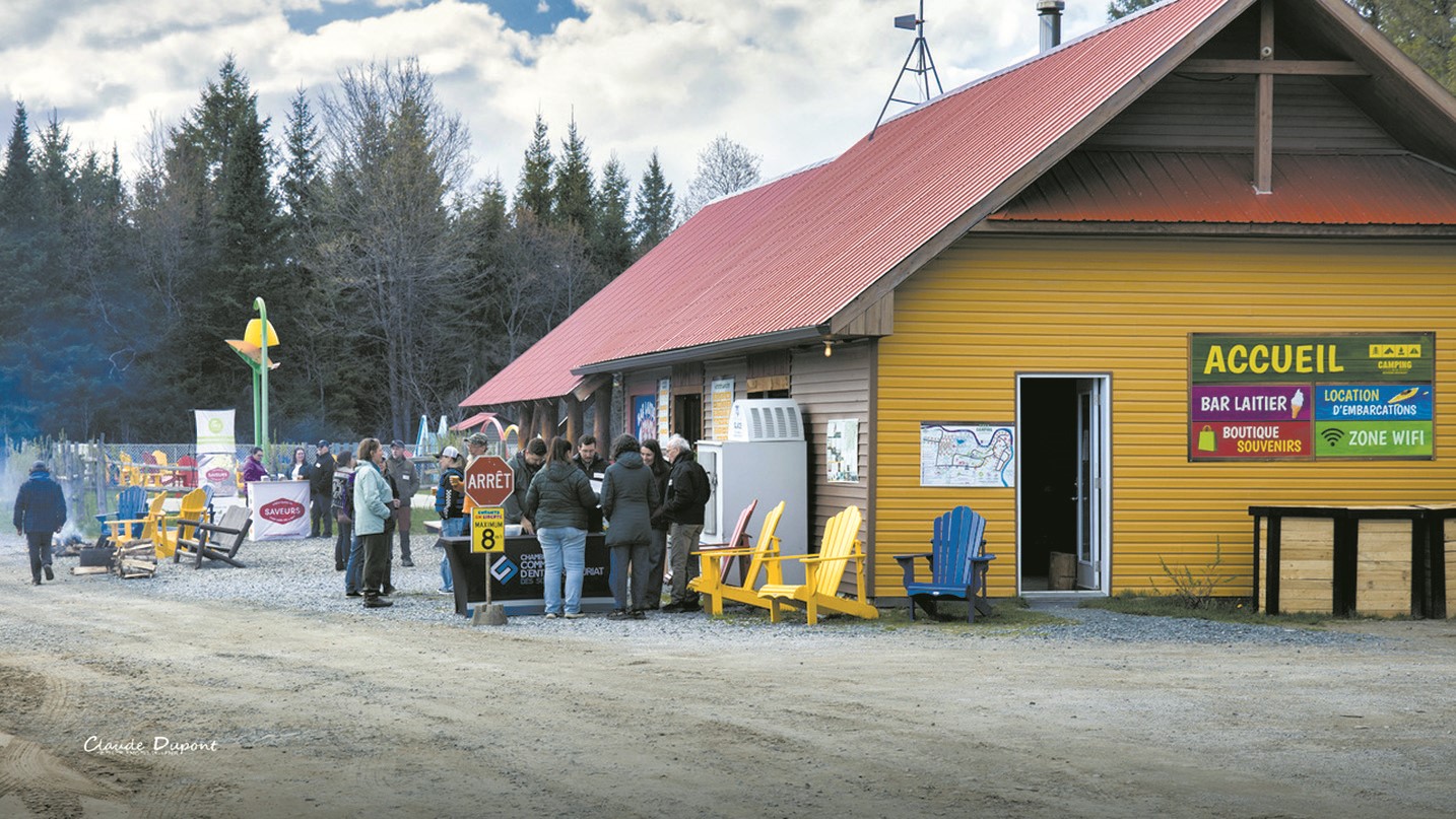 Ils étaient près de 80 personnes réunies au Camping de la rivière Nicolet le lundi 11 mai dernier, dans le cadre du lancement officiel de la saison touristique 2026 dans la MRC des Sources. (Crédit photo : Claude Dupont)