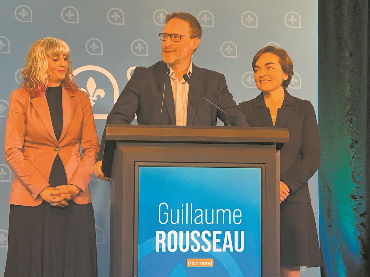 Au côté de Fadéla Hamou, candidate de la CAQ dans Sherbrooke, et de la première ministre du Québec, Christine Fréchette, le candidat dans Richmond, Guillaume Rousseau, a pris la parole lors du rassemblement.