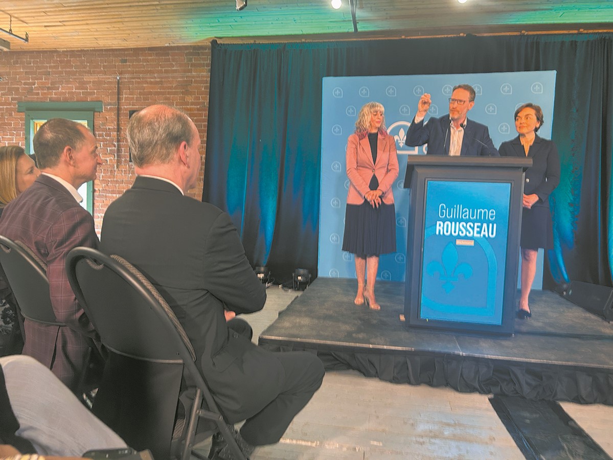 Le député sortant André Bachand écoute avec attention les propos du candidat de la CAQ dans Richmond, Guillaume Rousseau.