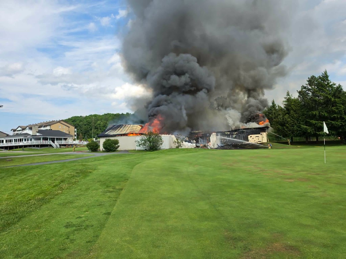 Il était aux environs de 16 h 10, le samedi 4 juillet dernier, lorsque les pompiers de la caserne 43 ont reçu un appel de la centrale d’urgence concernant un incendie s’étant déclaré dans une section du garage du Club de golf.