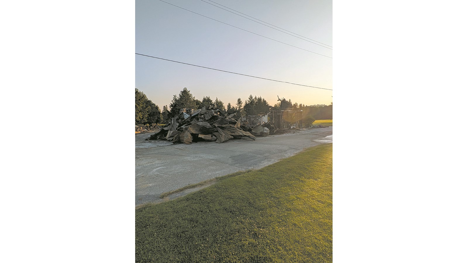 La vie reprend tranquillement son cours au Club de golf Val-des-Sources quelques jours seulement après avoir vu deux de ses bâtiments accessoires disparaître en fumée.