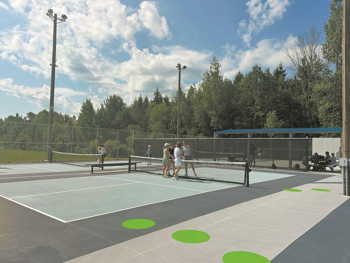 Lors notre passage, plusieurs utilisateurs s’en donnaient à cœur joie sur les terrains de pickleball.