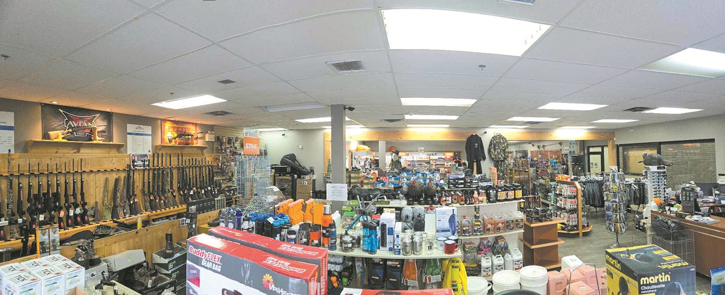 Il faut avouer que la fermeture de ce commerce représente tout un changement pour les gens de la région, alors que la boutique chasse, pêche et plein air aura eu pignon sur rue pendant plus de 42 ans à Val-des-Sources.