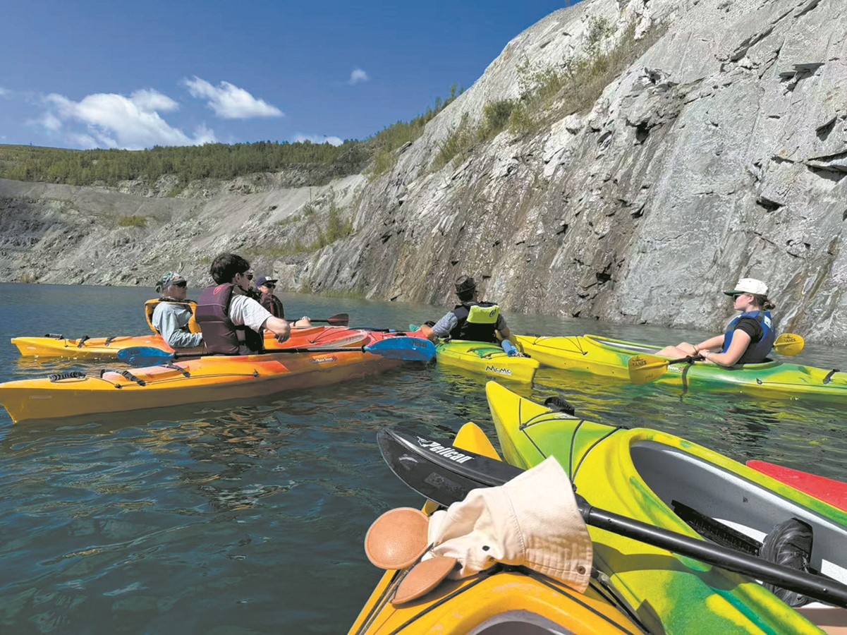 L’activité de kayak offre une façon originale de (re)découvrir le patrimoine minier de Val-des-Sources.