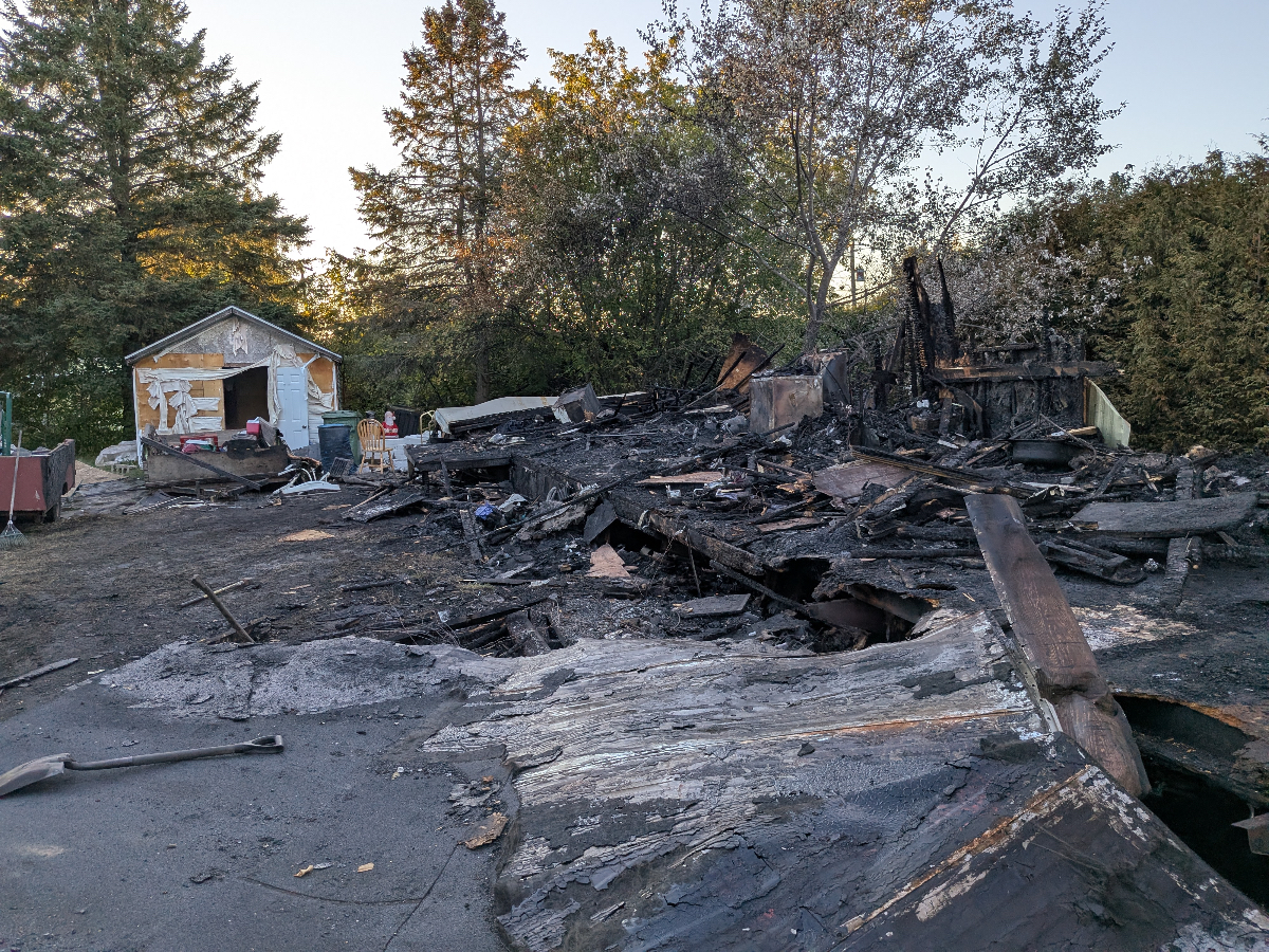 Un incendie réduit une maison mobile en cendre à Danville