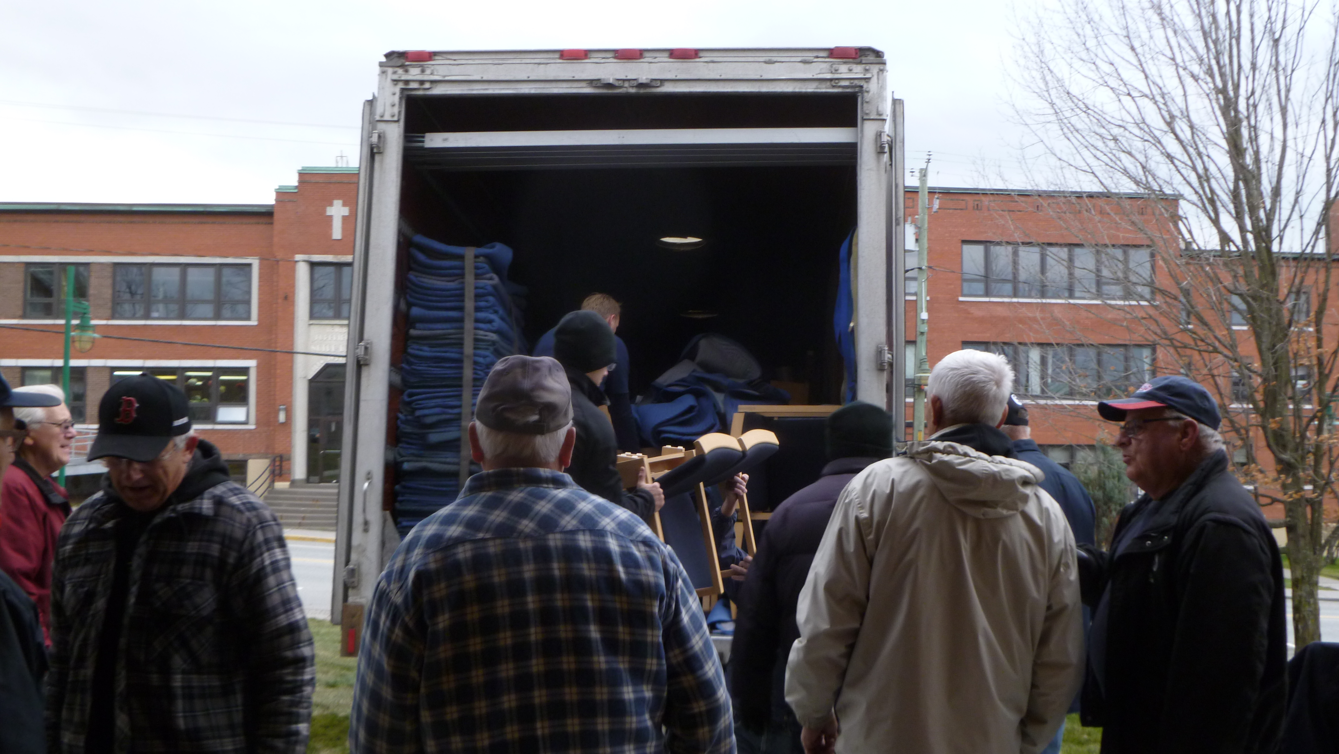 Déménagement des nouveaux bancs de l’Église/25 novembre-14